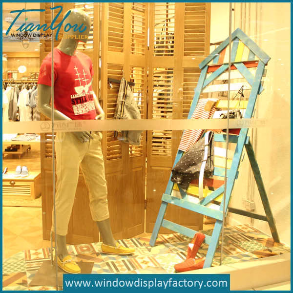 Creative Attractive Wooden Props Window Display