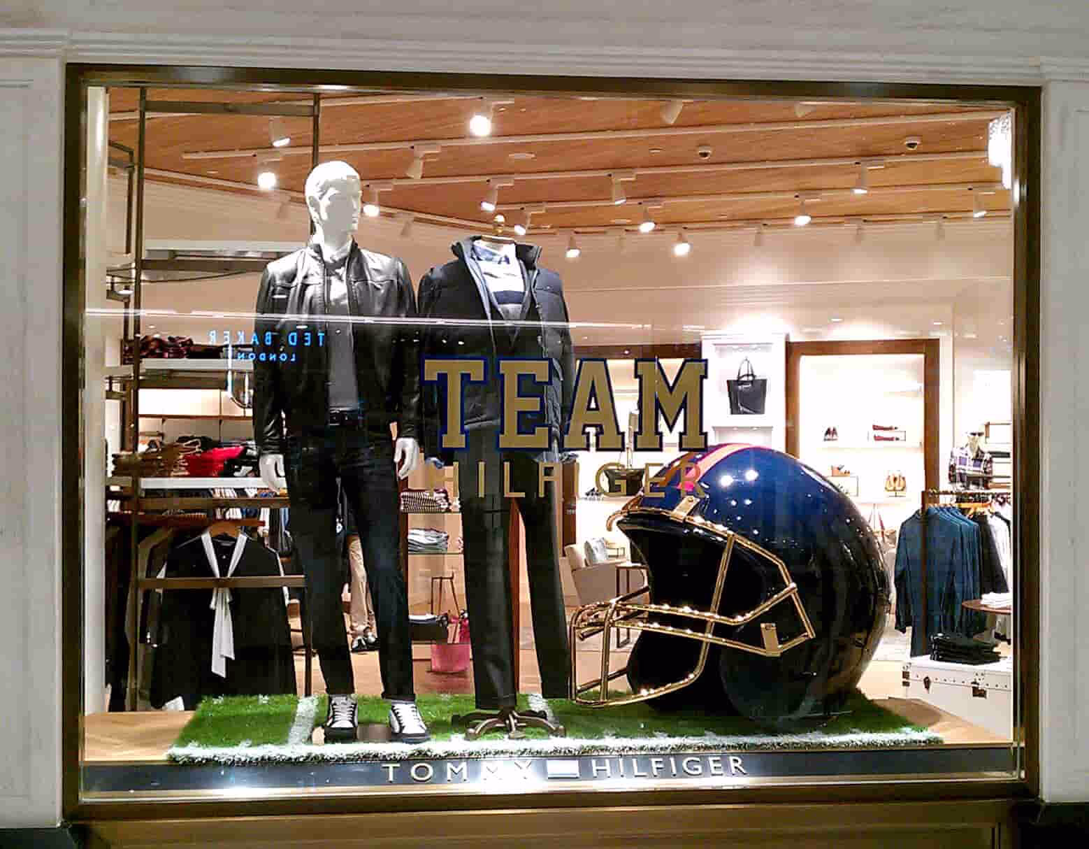 TOMMY HILFIGER WINDOW DISPLAY IN BANGKOK
