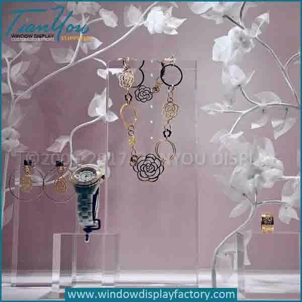 jewellery window display ideas