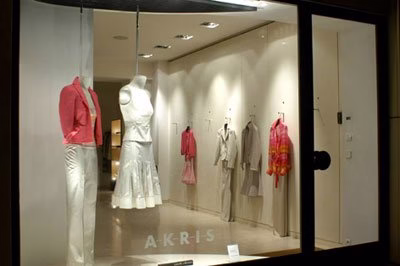 Open-style window display Open-style window display